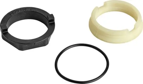 Drei Teile von Ideal Standard: ein schwarzer Gewindering mit Riegeln, ein weißer Kunststoffring und eine schwarze Dichtung.